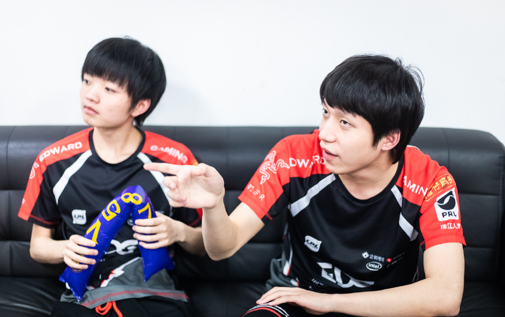 爱游戏赛事直播 C罗巅峰对决,Doinb与70激战IG分钟,赛事规则更新胜负难料!